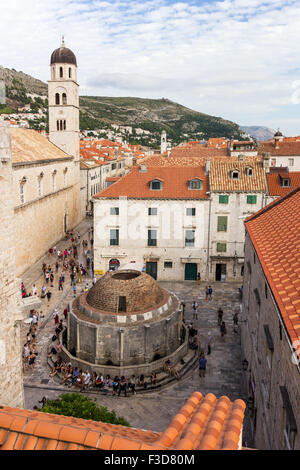 Avis de (ou Stradun Placa) la rue principale et grande fontaine d'Onofrio à la vieille ville de Dubrovnik, Croatie. Banque D'Images