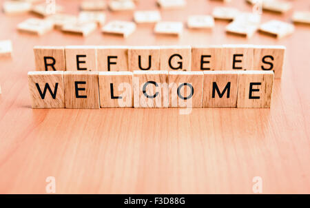 Texte d'accueil des réfugiés sur les tuiles en bois lettres Banque D'Images