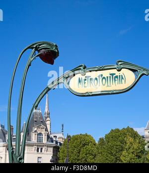 Métro Paris célèbre signe sur l'entrée de la gare Banque D'Images