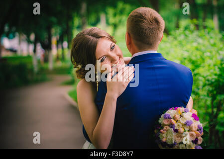 Les jeunes mariés heureux jour du mariage Banque D'Images
