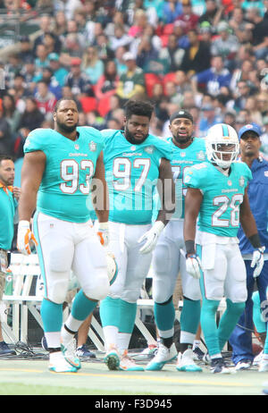 4 octobre 2015 : Ndamukong Suh 93 défensive des Dolphins de Miami, s'attaquer à la Jordanie Phillips (97) et l'exécution des Dolphins de Miami Retour Lamar Miller (26), au cours de la New York Jets série internationale contre les Dolphins de Miami le jeu au stade de Wembley à Londres, Royaume-Uni. Credit : glamourstock/Alamy Live News Banque D'Images