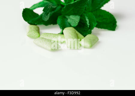 Chewing-gum vert sur blanc - nourriture et boissons Banque D'Images