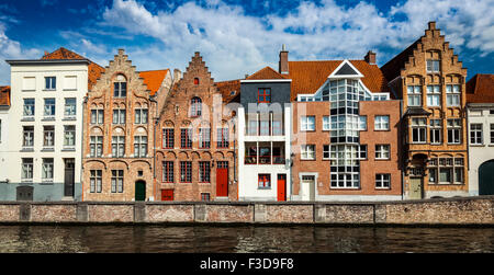 Maisons médiévales et canal de Bruges, Belgique Banque D'Images