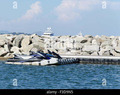 Deux jet-ski garé dans la mer Banque D'Images