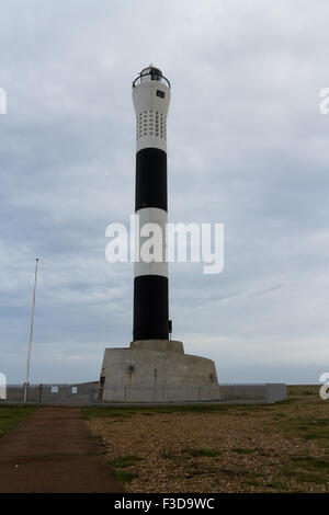 Noir et blanc moderne bagués phare. Nouveau Phare dormeur, Kent, Angleterre, Royaume-Uni. Banque D'Images