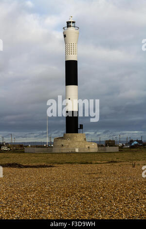 Noir et blanc moderne bagués phare. Nouveau Phare dormeur, Kent, Angleterre, Royaume-Uni. Banque D'Images