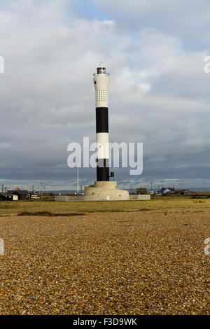 Noir et blanc moderne bagués phare. Nouveau Phare dormeur, Kent, Angleterre, Royaume-Uni. Banque D'Images