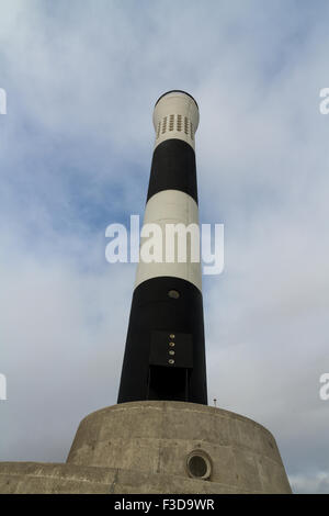 Noir et blanc moderne bagués phare. Nouveau Phare dormeur, Kent, Angleterre, Royaume-Uni. Banque D'Images