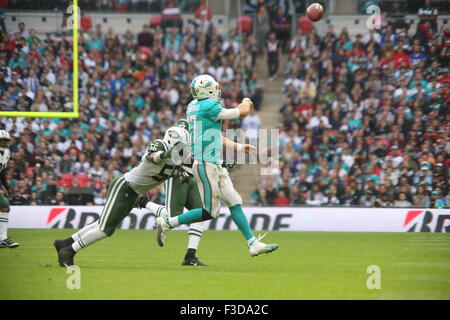 Londres, Royaume-Uni. 4 octobre, 2015. New York Jets Linebacker Marchand Davis (56) et le quart-arrière Ryan Site Tannehill Dolphins de Miami (17) au cours de la New York Jets série internationale contre les Dolphins de Miami le jeu au stade de Wembley à Londres, Royaume-Uni. Credit : glamourstock/Alamy Live News Banque D'Images