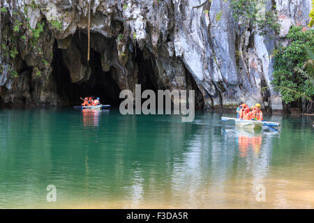 Puerto Princesa, Philippines - Janvier 11,2015 : les touristes sur le bateau à l'entrée de la rivière souterraine, l'un des nouveaux Se Banque D'Images