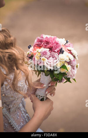 Beau bouquet de mariage dans les mains de la mariée Banque D'Images