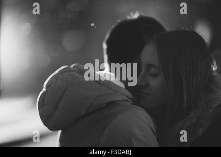 Close-up image de couple dans l'amour, l'homme embrasse une femme. Les filtres instagram photo noir-blanc. Banque D'Images