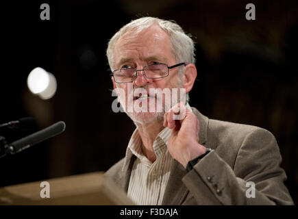 Manchester, UK. 5e octobre 2015. Jeremy Corbyn leader du Parti du peuple prend la parole à l'activité de rassemblement Post à la Cathédrale de Manchester. Credit : Russell Hart/Alamy Live News. Banque D'Images