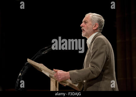 Manchester, UK. 5e octobre 2015. Jeremy Corbyn leader du Parti du peuple prend la parole à l'activité de rassemblement Post à la Cathédrale de Manchester. Credit : Russell Hart/Alamy Live News. Banque D'Images