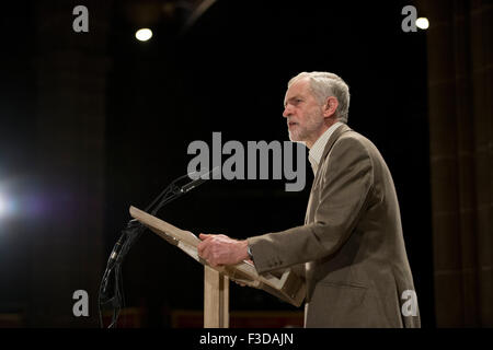 Manchester, UK. 5e octobre 2015. Jeremy Corbyn leader du Parti du peuple prend la parole à l'activité de rassemblement Post à la Cathédrale de Manchester. Credit : Russell Hart/Alamy Live News. Banque D'Images