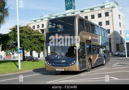 Une diligence service or Scania avec Alexander Dennis Enviro 400 carrosserie atteint la fin de son voyage à Plymouth. Banque D'Images