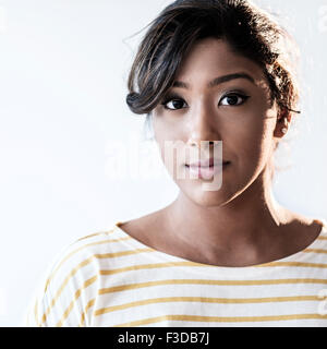 Portrait of young woman in studio Banque D'Images