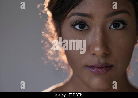 Portrait of young woman in studio Banque D'Images