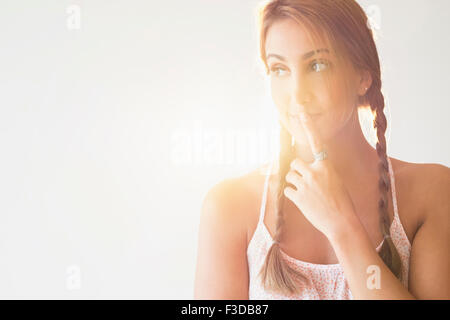 Portrait of young woman in studio Banque D'Images