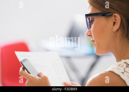 Young woman using mobile phone Banque D'Images