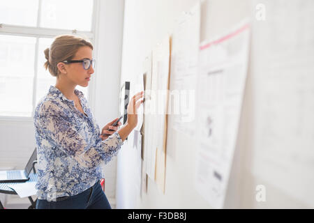 Young woman working in office Banque D'Images