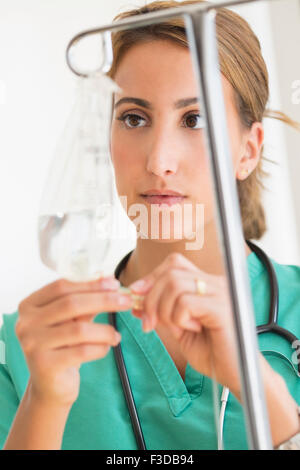 Jeune femme médecin à l'hôpital Banque D'Images