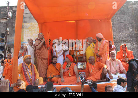 Varanasi, Inde. 05Th Oct, 2015. Sawami prononcer son discours de dévots hindous sadhus et lors d'un meeting de protestation contre l'immerger les idoles Ganesha. Des centaines et des milliers de sadhus le lundi ont organisé une manifestation à Varanasi contre la police baton-charge sur un cortège où ils se dirigeaient à immerger Seigneur Ganesha's idol dans le Ganga. © Ravi Prakash/Pacific Press/Alamy Live News Banque D'Images