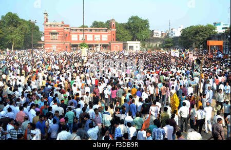 Varanasi, Inde. 05Th Oct, 2015. Des centaines et des milliers de sadhus le lundi ont organisé une manifestation à Varanasi contre la police baton-charge sur un cortège où ils se dirigeaient à immerger Seigneur Ganesha's idol dans le Ganga. © Ravi Prakash/Pacific Press/Alamy Live News Banque D'Images