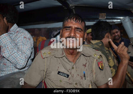 Varanasi, Inde. 05Th Oct, 2015. Policier blessé lors d'un meeting de protestation contre l'immerger dans les idoles Ganesha Gange. Des centaines et des milliers de sadhus le lundi ont organisé une manifestation à Varanasi contre la police baton-charge sur un cortège où ils se dirigeaient à immerger Seigneur Ganesha's idol dans le Ganga. © Ravi Prakash/Pacific Press/Alamy Live News Banque D'Images