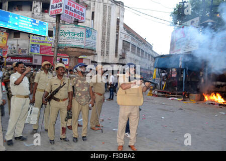 Varanasi, Inde. 05Th Oct, 2015. Un policier fire gaz lacrymogènes pour passionnés d'Hindu et sadhus pendant un meeting de protestation contre l'immerger les idoles Ganesha. Des centaines et des milliers de sadhus le lundi ont organisé une manifestation à Varanasi contre la police baton-charge sur un cortège où ils se dirigeaient à immerger Seigneur Ganesha's idol dans le Ganga. © Ravi Prakash/Pacific Press/Alamy Live News Banque D'Images