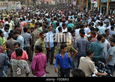 Varanasi, Inde. 05Th Oct, 2015. Des centaines et des milliers de sadhus le lundi ont organisé une manifestation à Varanasi contre la police baton-charge sur un cortège où ils se dirigeaient à immerger Seigneur Ganesha's idol dans le Ganga. © Ravi Prakash/Pacific Press/Alamy Live News Banque D'Images