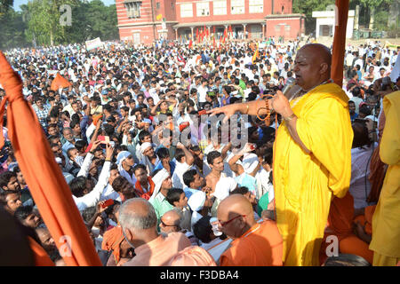 Varanasi, Inde. 05Th Oct, 2015. Sawami prononcer son discours de dévots hindous sadhus et lors d'un meeting de protestation contre l'immerger les idoles Ganesha. Des centaines et des milliers de sadhus le lundi ont organisé une manifestation à Varanasi contre la police baton-charge sur un cortège où ils se dirigeaient à immerger Seigneur Ganesha's idol dans le Ganga. © Ravi Prakash/Pacific Press/Alamy Live News Banque D'Images