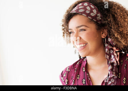 Portrait de jeune femme en cheveux bouclés Banque D'Images