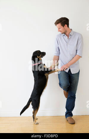 Man Playing with dog Banque D'Images