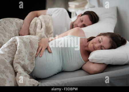 Couple sleeping in bed Banque D'Images