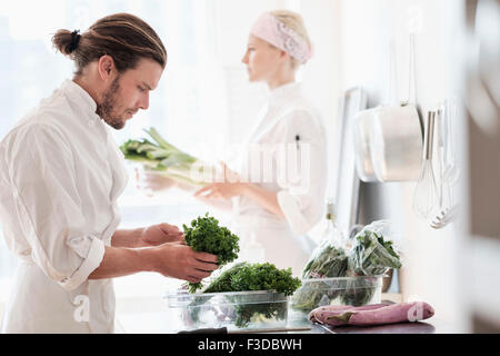 Chefs working in kitchen Banque D'Images