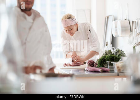 Chefs working in kitchen Banque D'Images