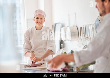 Chefs working in kitchen Banque D'Images