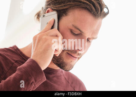 Mid-adult man talking on phone Banque D'Images