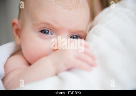 Portrait of baby girl (2-5 mois) dans les bras de mère