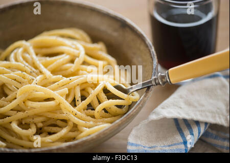 Studio shot of spaghetti alla belrom e pepe Banque D'Images