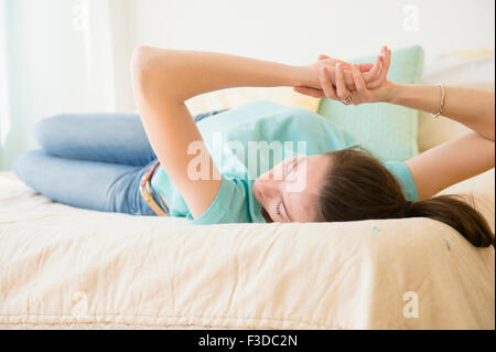 Woman relaxing in bed Banque D'Images