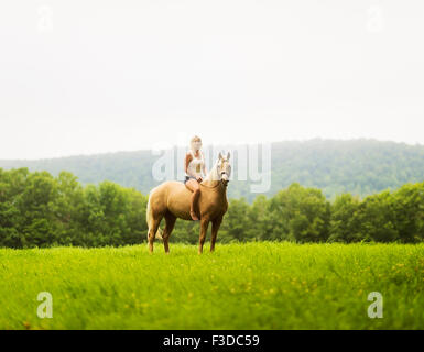 Femme l'équitation de campagne Banque D'Images