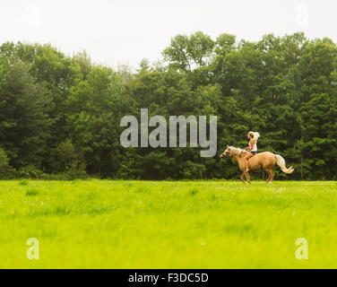 Femme l'équitation de campagne Banque D'Images