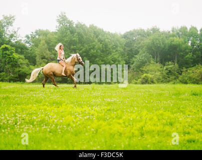 Femme l'équitation de campagne Banque D'Images