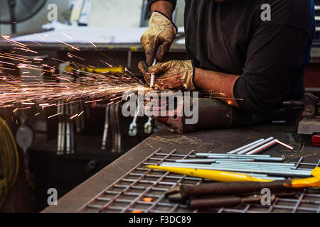 L'homme en utilisant une scie circulaire en atelier Banque D'Images