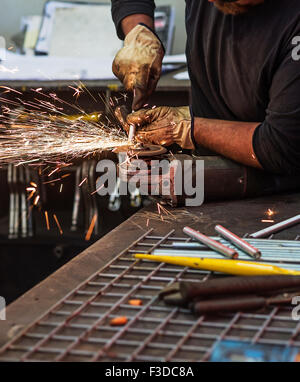 L'homme en utilisant une scie circulaire en atelier Banque D'Images