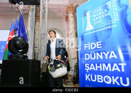 Baku, Azerbaïdjan. 05Th Oct, 2015. Le grand-maître d'échecs russe Sergei Karjakin gagnant et célèbre son prix lors de la cérémonie de clôture de la Coupe du monde d'échecs 2015 Bakou. © Aziz Karimov/Pacific Press/Alamy Live News Banque D'Images