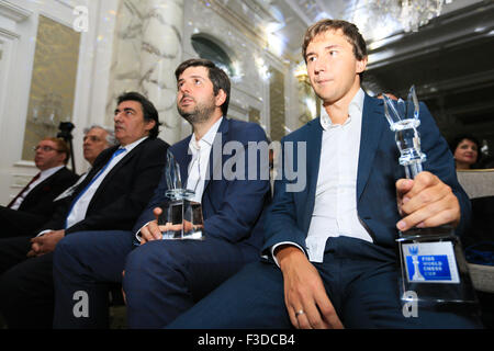 Baku, Azerbaïdjan. 05Th Oct, 2015. Le grand-maître russe et Sergei Karjakin gagnant (R) et le grand-maître d'échecs russe Peter Svidler (L) au cours de la cérémonie de clôture de la Coupe du monde d'échecs 2015 Bakou. © Aziz Karimov/Pacific Press/Alamy Live News Banque D'Images