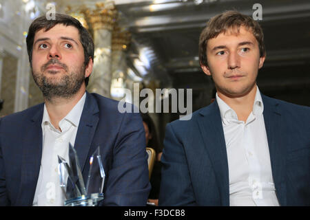 Baku, Azerbaïdjan. 05Th Oct, 2015. Le grand-maître russe et Sergei Karjakin gagnant (R) et le grand-maître d'échecs russe Peter Svidler (L) au cours de la cérémonie de clôture de la Coupe du monde d'échecs 2015 Bakou. © Aziz Karimov/Pacific Press/Alamy Live News Banque D'Images